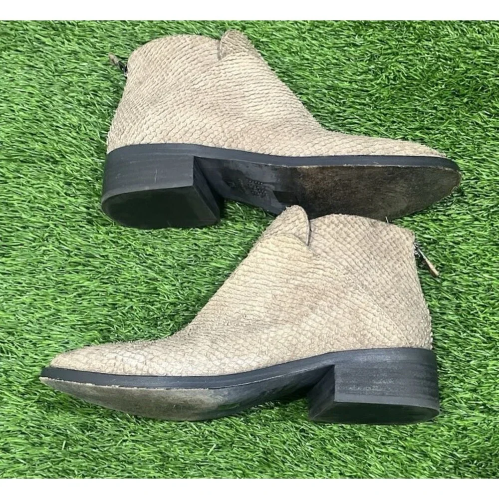 Eileen Fisher TUCK2-LT Embossed Leather Graphite Colored Booties Sz 7.5